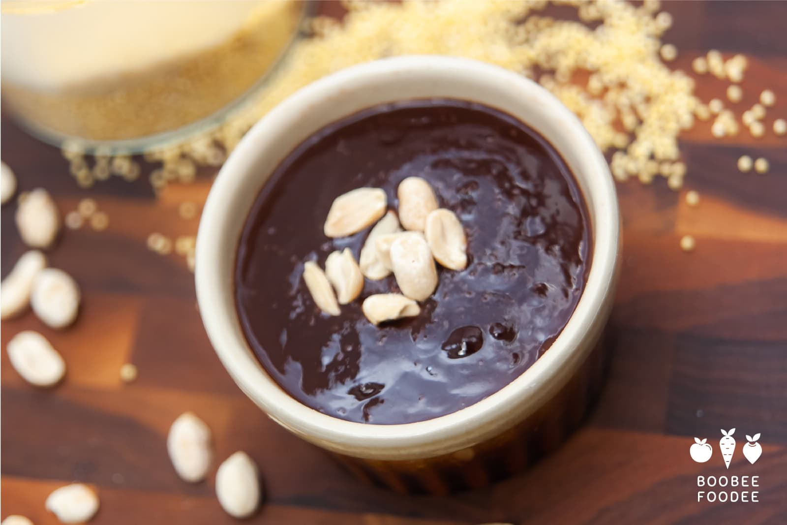 Proseni čokoladni puding z arašidi